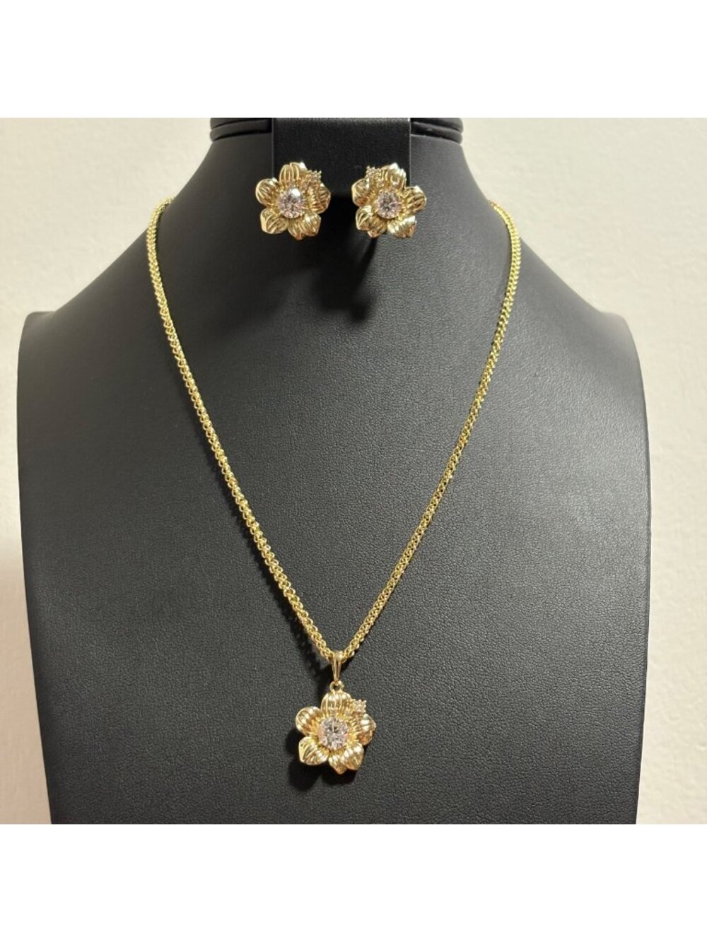 Xuping Jewelry Gold Pleated Flower Pendant Necklace Earring Set Gold-Toned Chai